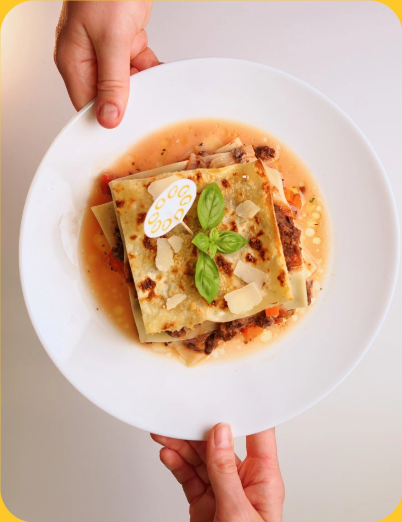 Assiette de lasagnes servie en restauration collective